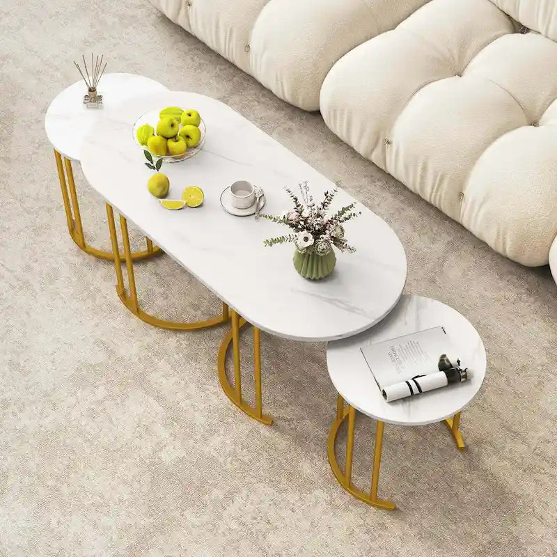 Table basse ovale imitation marbre avec structure en métal doré