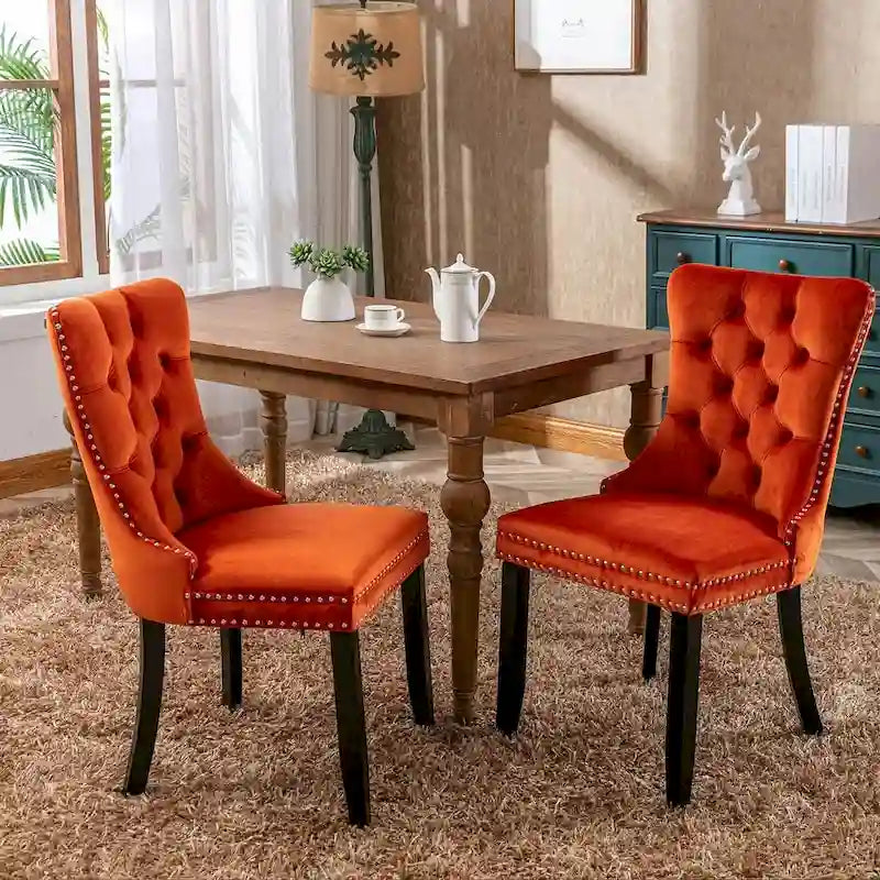 Chaise de salle à manger capitonnée en velours avec pieds en bois cloutés