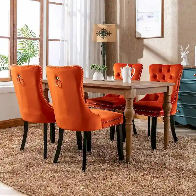Chaise de salle à manger capitonnée en velours avec pieds en bois cloutés