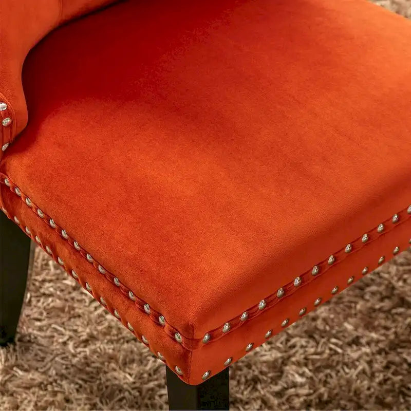 Chaise de salle à manger capitonnée en velours avec pieds en bois cloutés