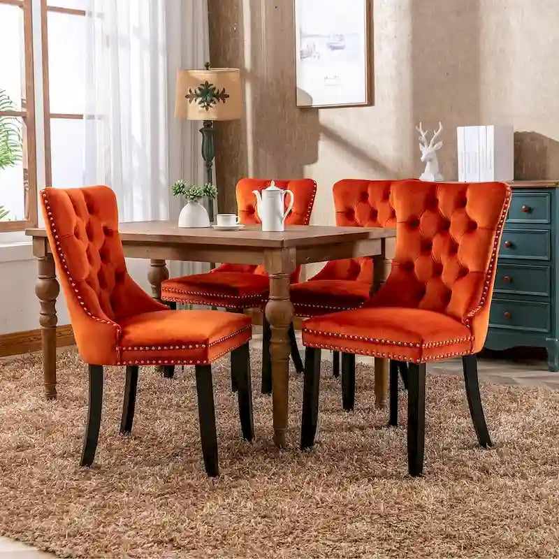 Chaise de salle à manger capitonnée en velours avec pieds en bois cloutés