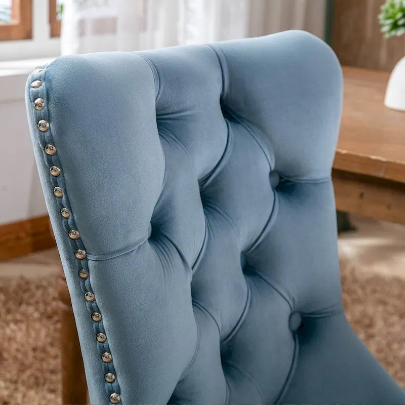 Chaise de salle à manger capitonnée en velours avec pieds en bois cloutés