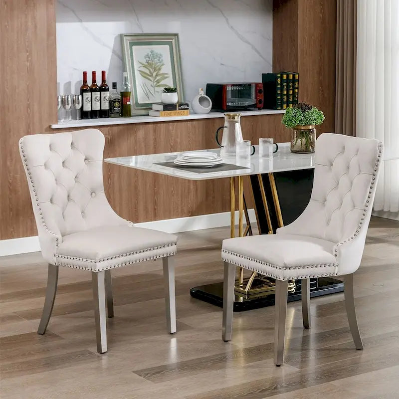 Chaise de salle à manger capitonnée en velours avec pieds en bois cloutés