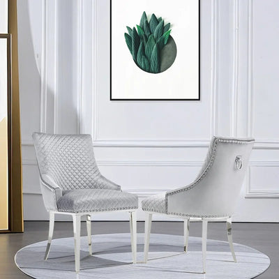 Chaise de salle à manger moderne en velours gris clair avec pieds en argent chromé