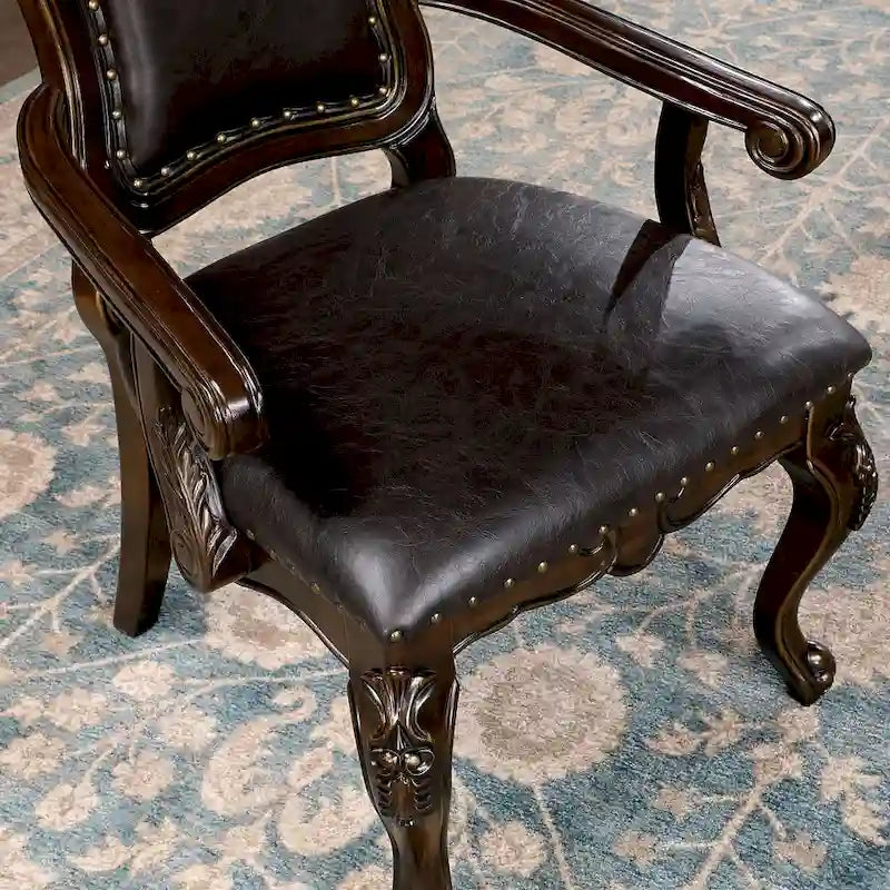 Fauteuil traditionnel en noyer massif avec garniture cloutée et pieds cabriolets