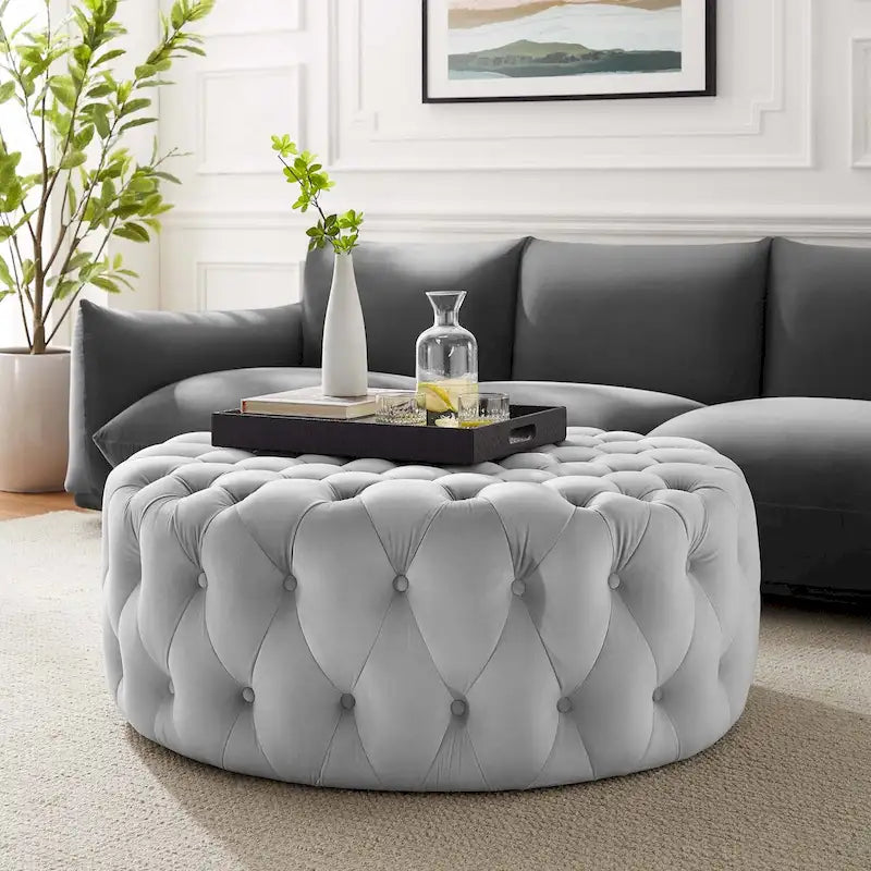 Grand pouf rond capitonné en velours performance