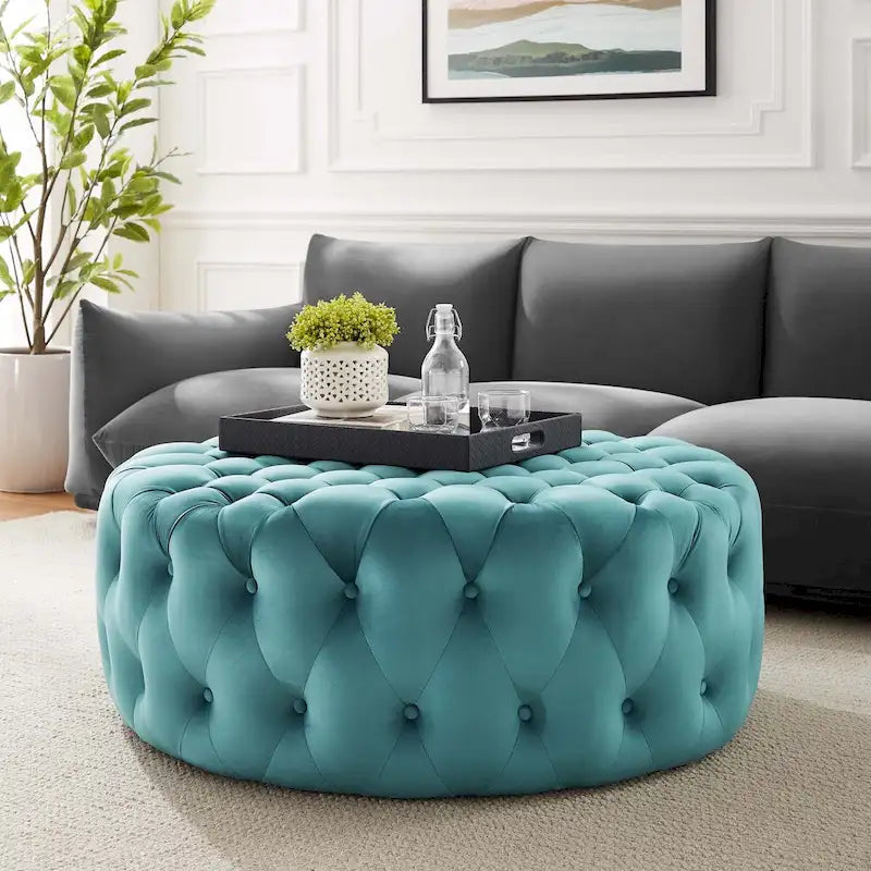 Grand pouf rond capitonné en velours performance