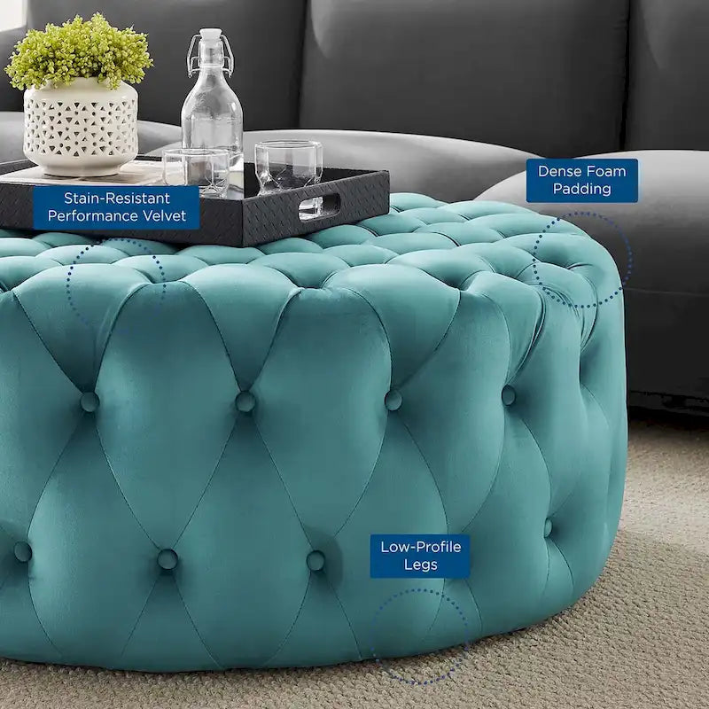 Grand pouf rond capitonné en velours performance