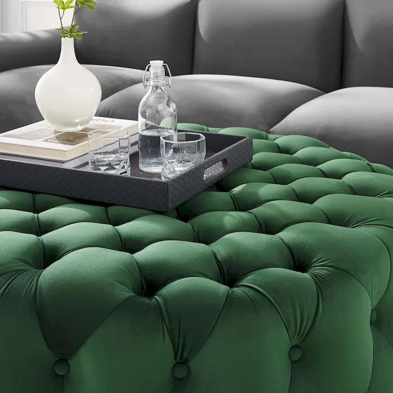 Grand pouf rond capitonné en velours performance
