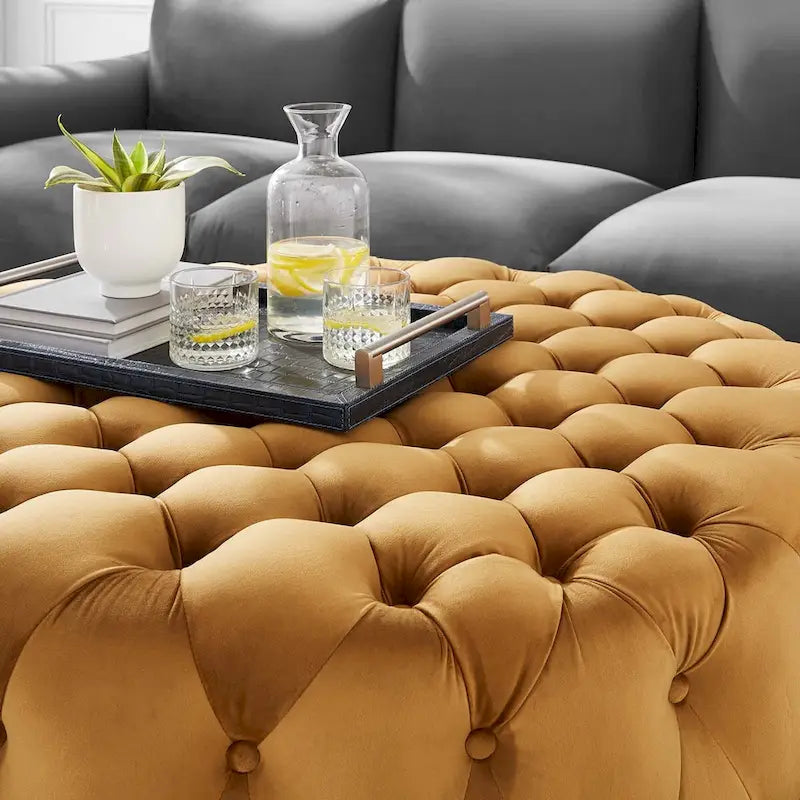 Grand pouf rond capitonné en velours performance