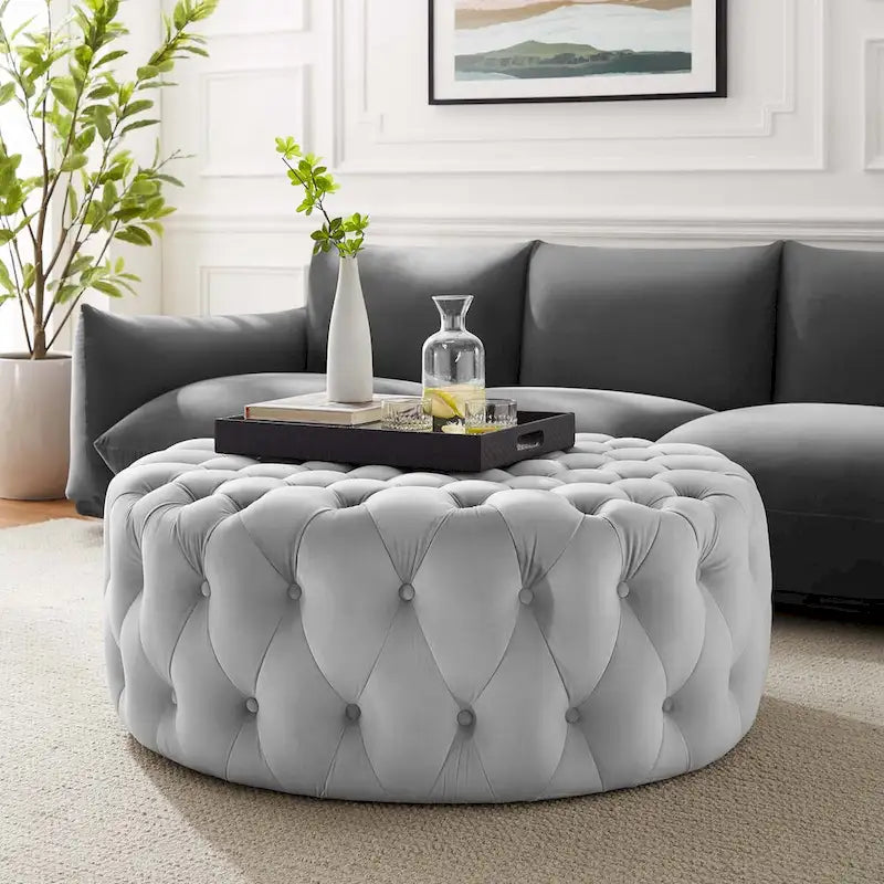 Grand pouf rond capitonné en velours performance