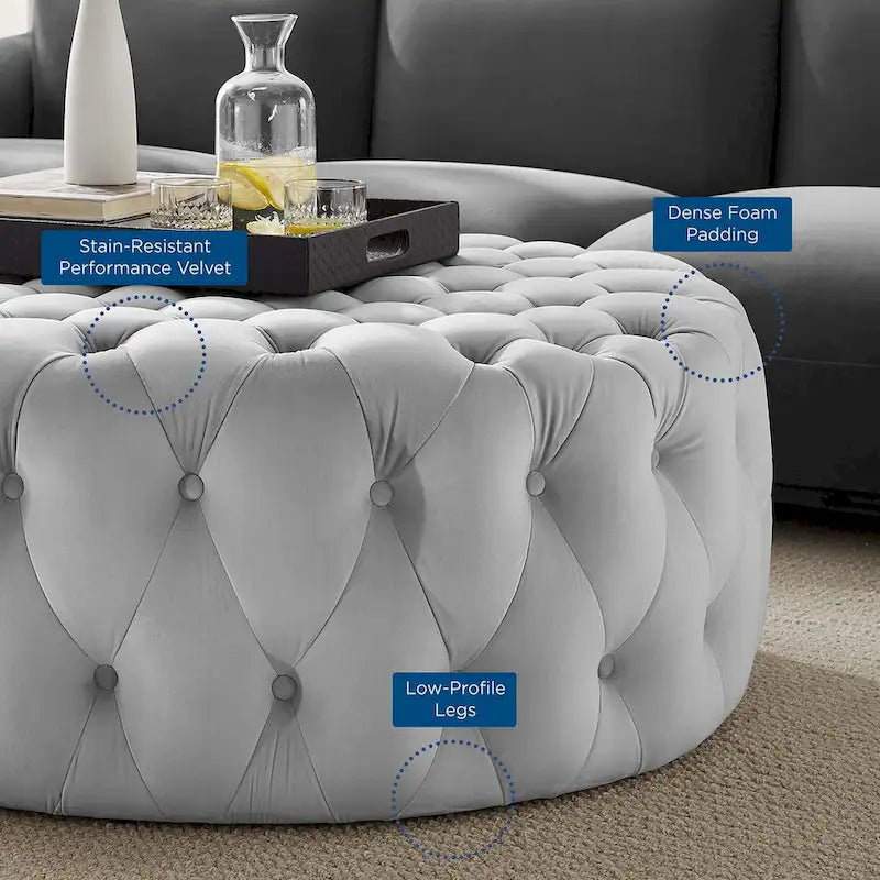 Grand pouf rond capitonné en velours performance