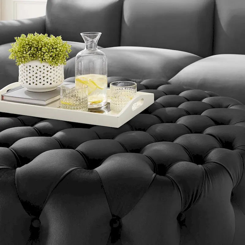 Grand pouf rond capitonné en velours performance