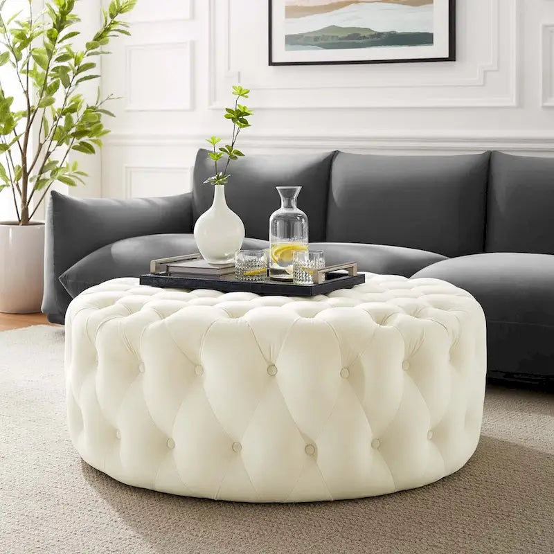 Grand pouf rond capitonné en velours performance